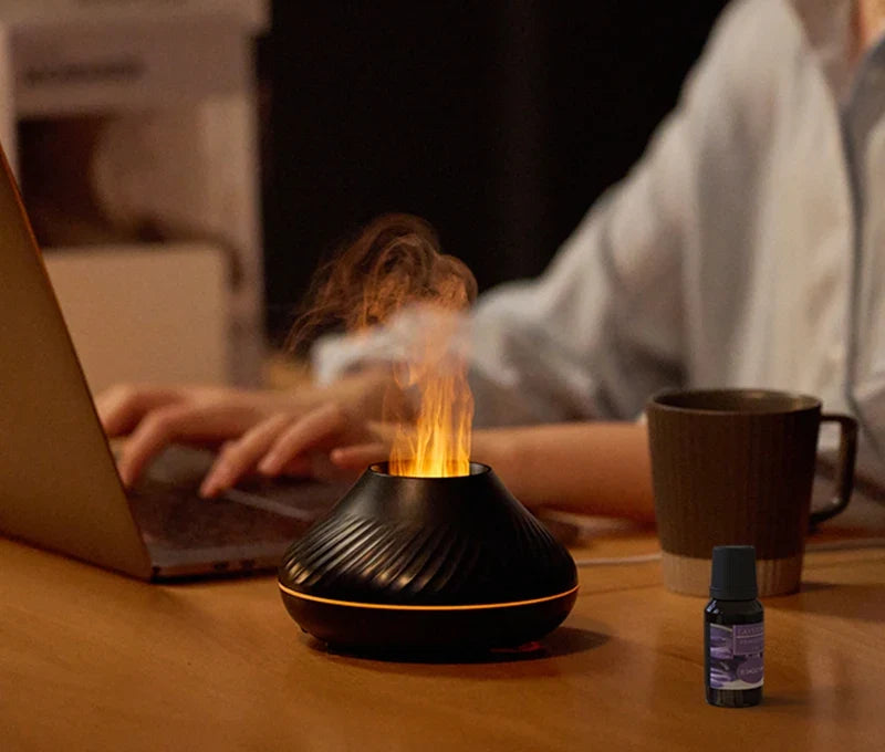 BRAISE Volcan allumé sur un bureau pendant le travail, brume légère