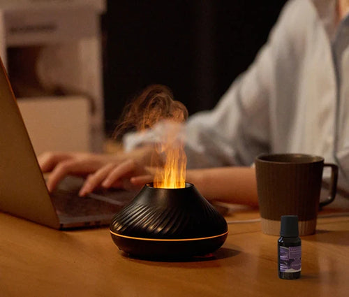 BRAISE Volcan allumé sur un bureau pendant le travail, brume légère